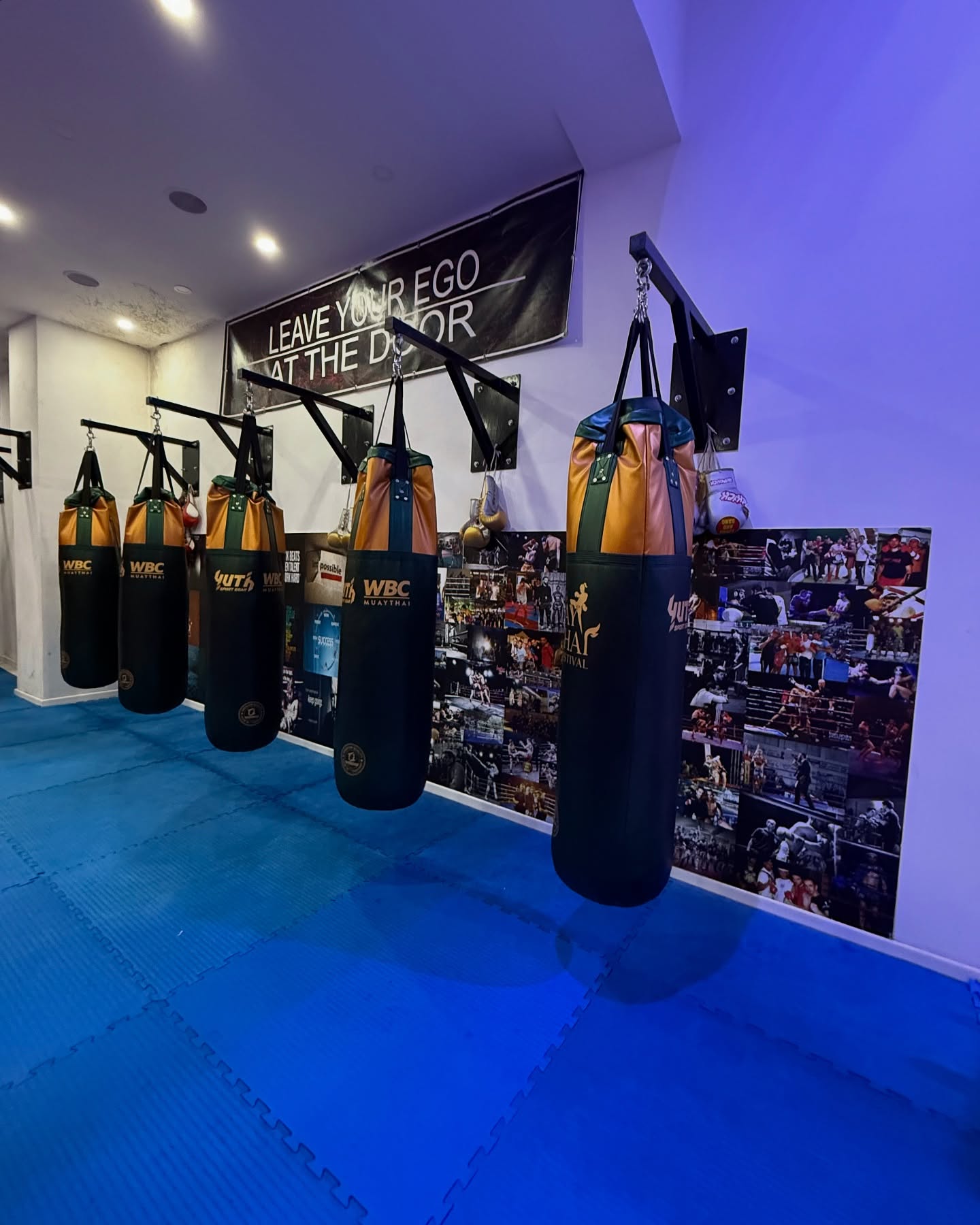 Sala con sacchi da Muay Thai del Sorrento Boxing Club