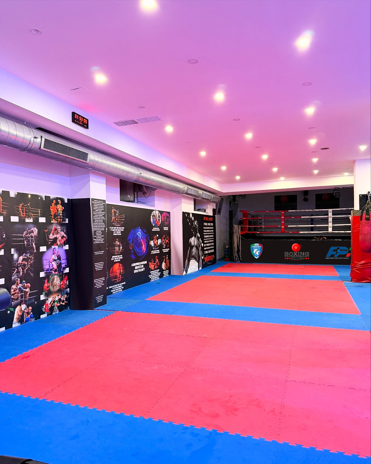 Interno della palestra Sorrento Boxing Club con ring e area di allenamento